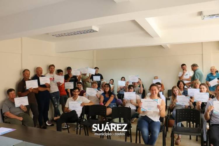 La Dirección de Producción y Empleo entregó certificados de cursos y créditos para emprendedores