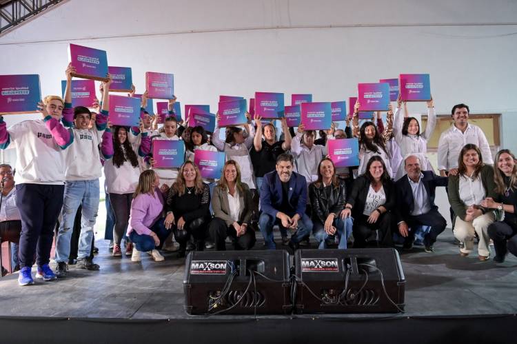 Se entregaron 29 nuevas netbooks de "Conectar Igualdad Bonaerense" a estudiantes del distrito