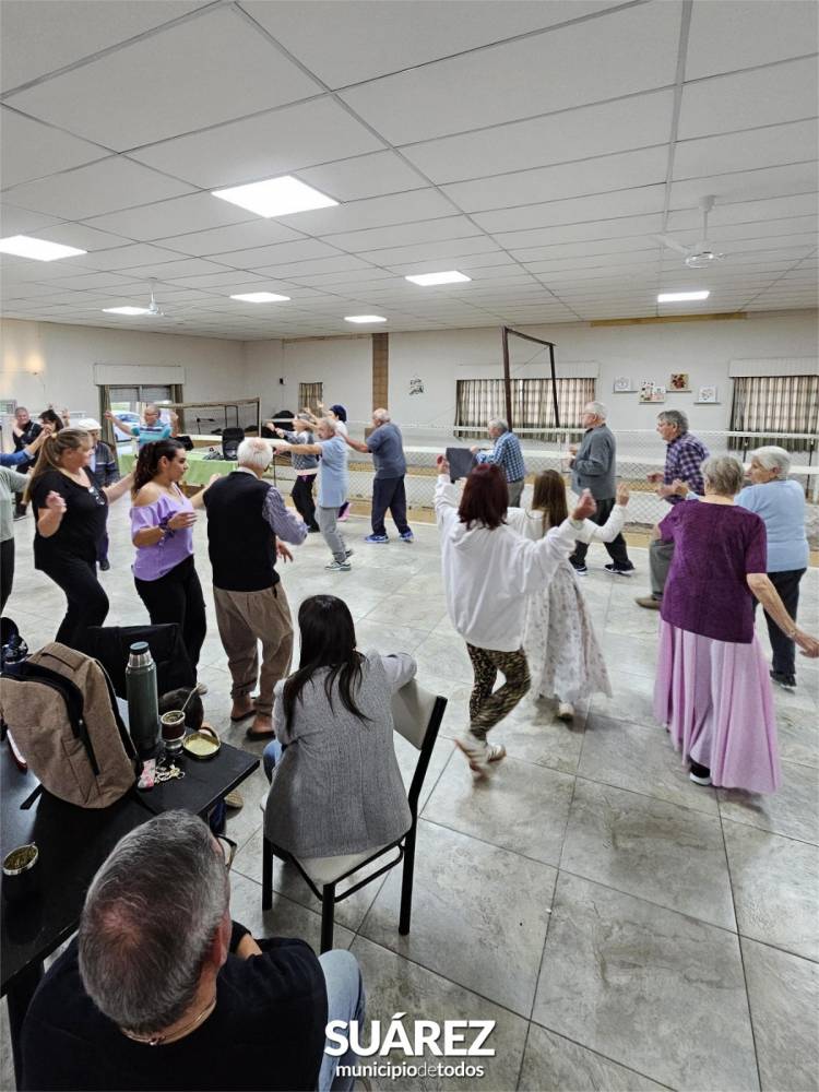 Taller de Danzas Folclóricas en el Hogar de Ancianos Municipal