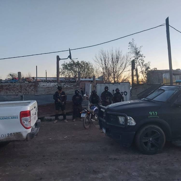 Allanamiento por robo: encontraron droga y una réplica de un arma de fuego