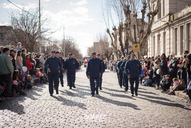 Multitudinaria participación en el tradicional desfile del 6 de Agosto