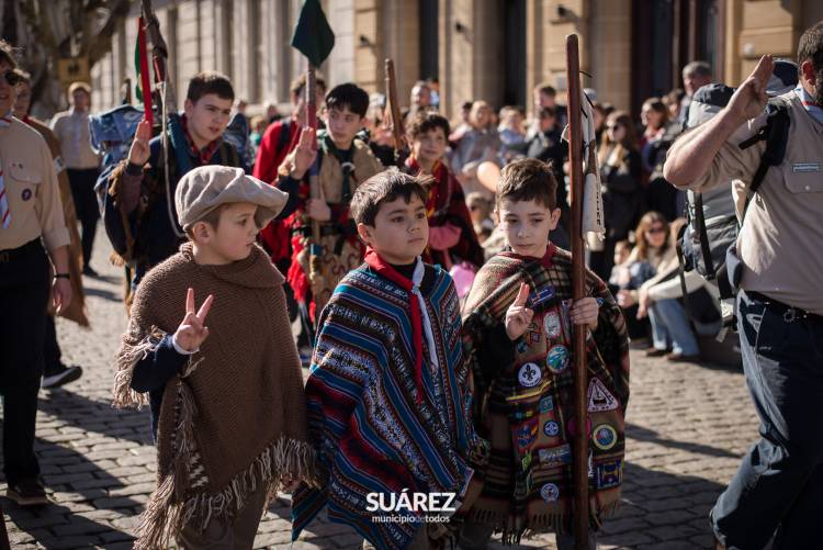 Multitudinaria participación en el tradicional desfile del 6 de Agosto