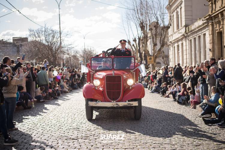 Multitudinaria participación en el tradicional desfile del 6 de Agosto