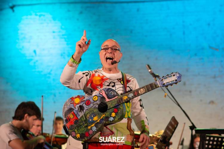 La Orquesta Escuela de Coronel Suárez celebró el mes de las Niñeces junto a Hugo Figueras