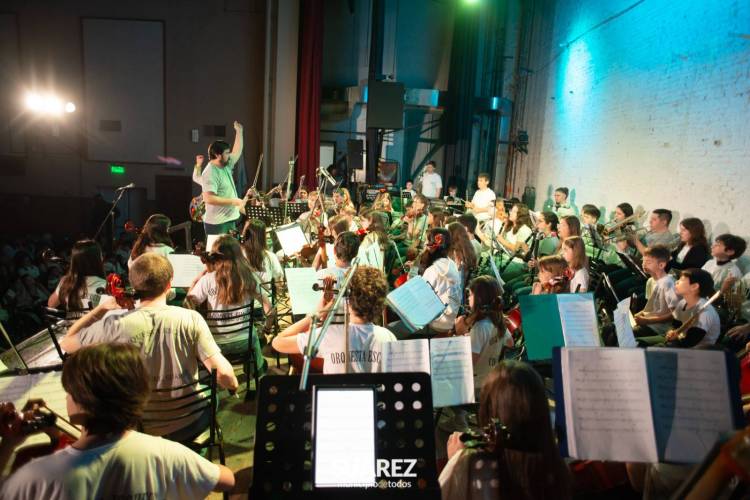 La Orquesta Escuela de Coronel Suárez celebró el mes de las Niñeces junto a Hugo Figueras