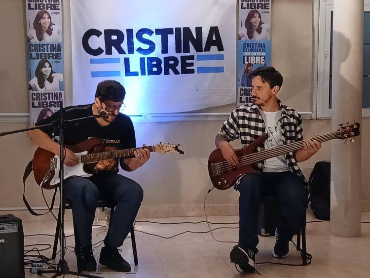 Con diferentes muestras de arte se presentó la peña Cristina Libre
