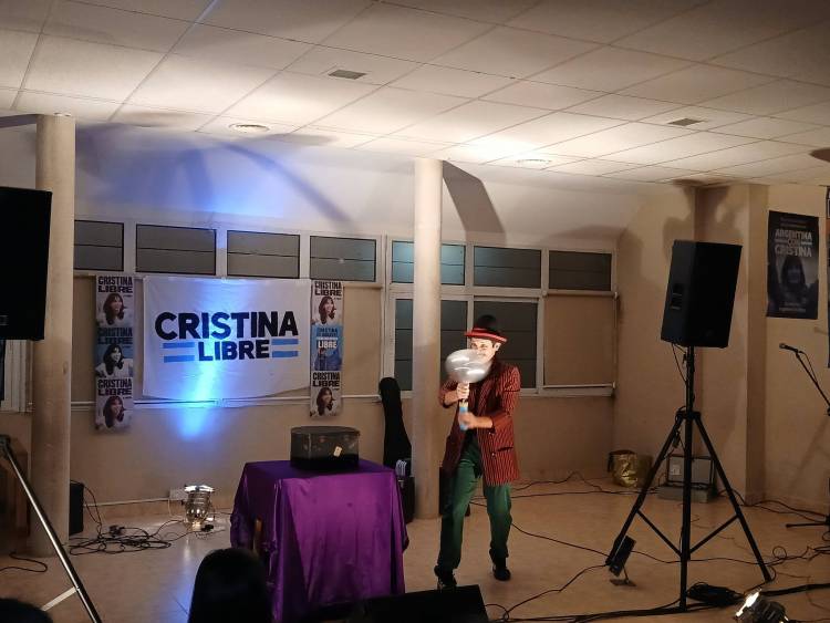 Con diferentes muestras de arte se presentó la peña Cristina Libre