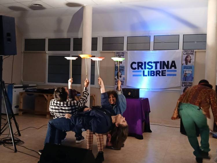 Con diferentes muestras de arte se presentó la peña Cristina Libre