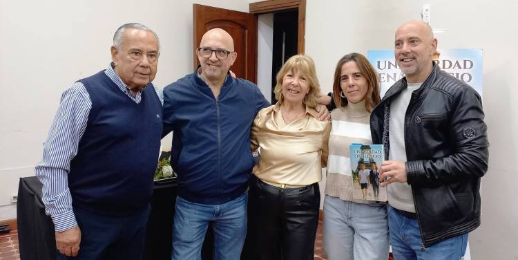 El Sábado 13 la escritora Cristina Adassus presentó su último trabajo, el libro "Una Verdad en Silencio"