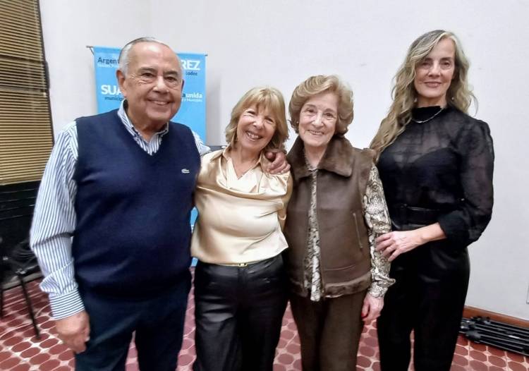 El Sábado 13 la escritora Cristina Adassus presentó su último trabajo, el libro "Una Verdad en Silencio"