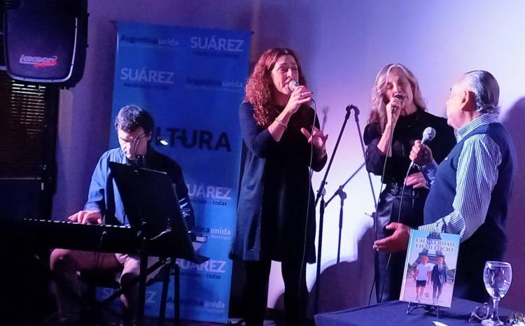 El Sábado 13 la escritora Cristina Adassus presentó su último trabajo, el libro "Una Verdad en Silencio"
