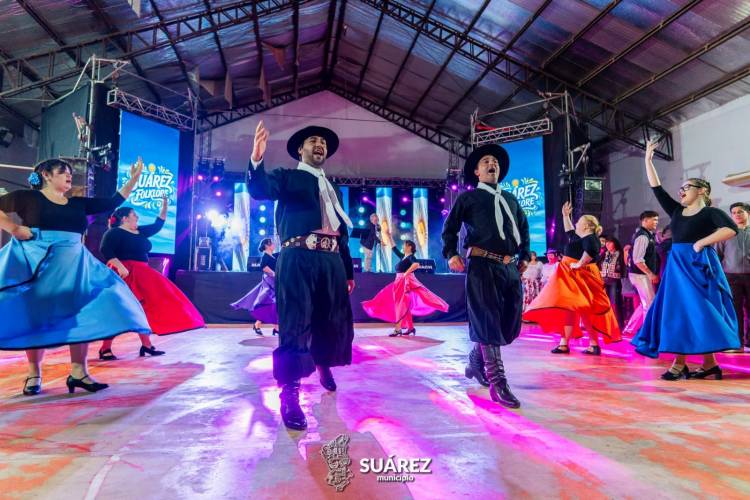 SUÁREZ FOLKLORE VIVIÓ SU PRIMERA GRAN NOCHE