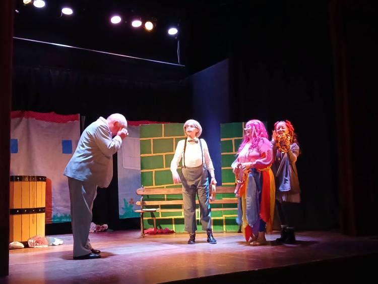 El Grupo Teatral "Arriba el Telón" se presentó en Pringles con su obra "Arco iris a la obra"