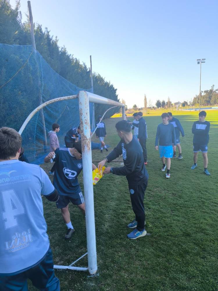  Tarea de mantenimiento y pintura de la cancha auxiliar en El Progreso