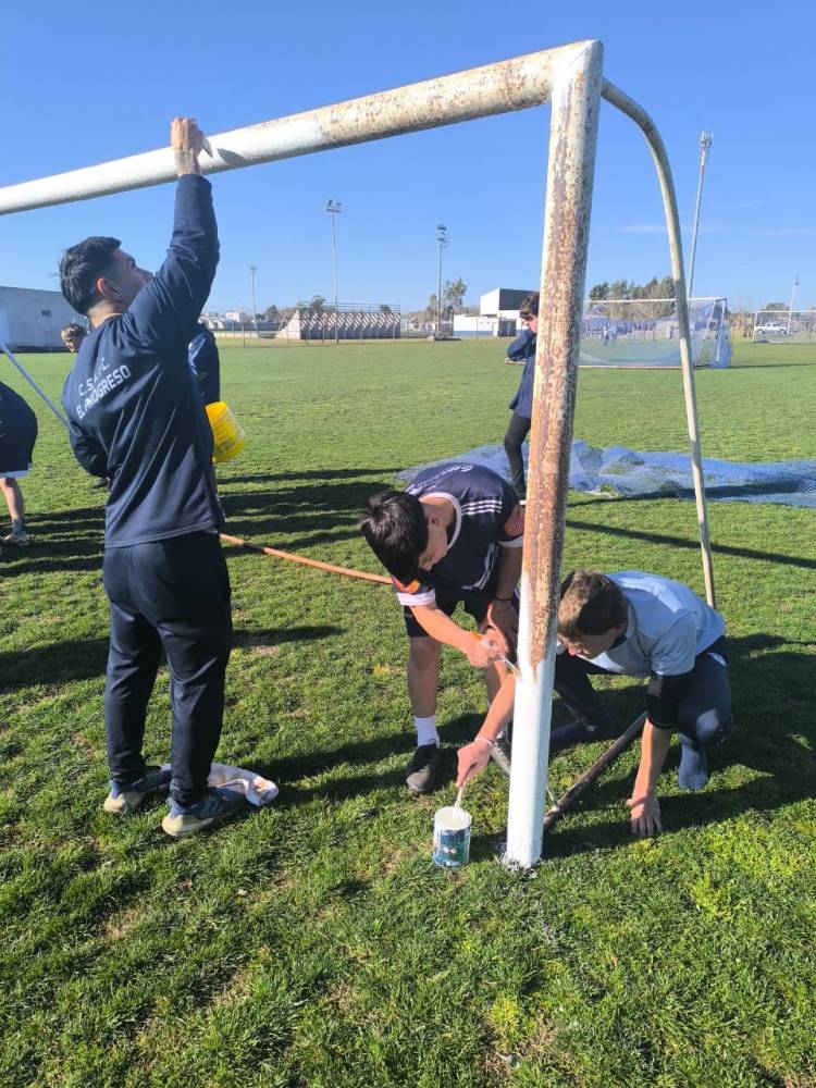  Tarea de mantenimiento y pintura de la cancha auxiliar en El Progreso